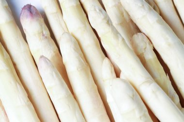 Arkaplan olarak çiğ beyaz kuşkonmaz mızrakları, yakın plan