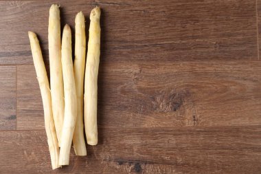 Tahta masaya çiğ beyaz kuşkonmaz mızrakları. Metin için boşluk