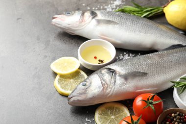 Gri masadaki baharatlı taze çiğ deniz kabuğu, yakın plan. Balık ve deniz ürünleri lezzetleri