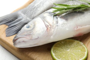 Beyaz masadaki baharatlı taze çiğ deniz kabuğu, yakın plan. Balık ve deniz ürünleri lezzetleri