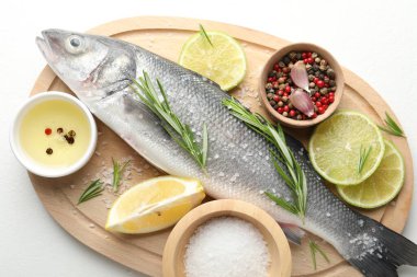 Beyaz masadaki baharatlı taze çiğ deniz kabuğu. Balık ve deniz ürünleri lezzetleri