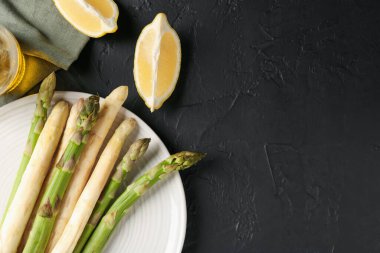 Siyah masada limonlu yeşil ve beyaz kuşkonmaz. Metin için boşluk