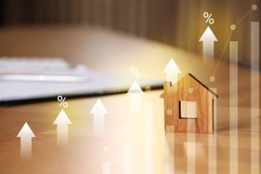 Gayrimenkul değerini arttır. Ev modeli ve belgeler masada. Artan fiyat grafik, yüzde işaretleri ve oklarla gösteriliyor