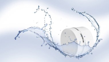 Beyaz arka planda bir kavanoz krema ve su sıçraması. Kozmetik ürün ve pankart tasarımı için şık bir sunum