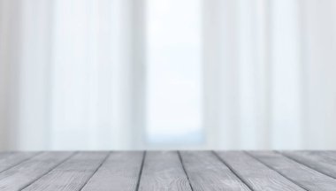 Boş ahşap masa pencereye karşı odada perdeler, pankart tasarımı