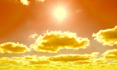 Sıcak yaz havasında bulutlu turuncu gökyüzü