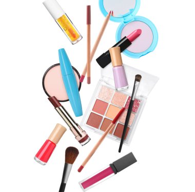 Beyaz arka planda uçuşan farklı kozmetik ürünleri