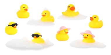 Beyaz arka planda sevimli lastik ördekler, kolaj.