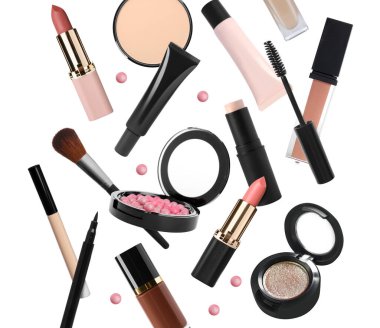 Beyaz arka planda uçuşan farklı kozmetik ürünleri