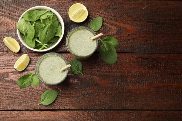 Lezzetli ıspanaklı smoothie ve ahşap masa üzerindeki malzemeler, düz yatak. Metin için boşluk