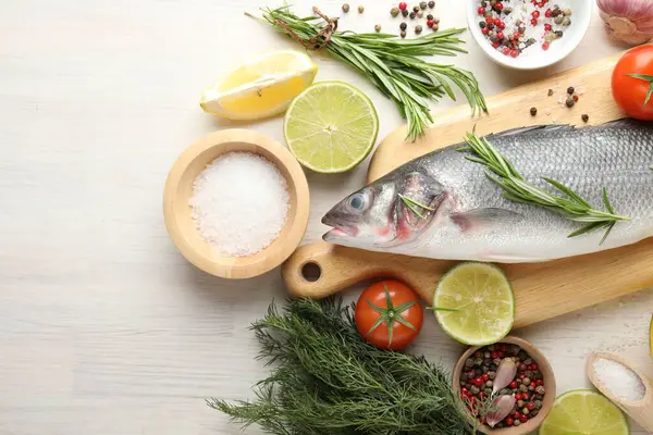 Beyaz ahşap masadaki baharatlı taze çiğ deniz kabuğu. Balık ve deniz ürünleri lezzetleri