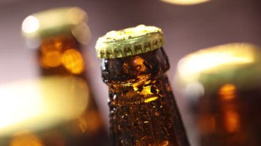 Bulanık arka planda bira şişesi açılıyor. Yakın plan.