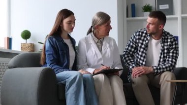 Tüp bebek (tüp bebek). Üreme kliniğindeki randevu sırasında çift destekleyen doktor