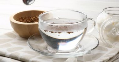 Işık masasında hazır kahve yapmak, yakın çekim.