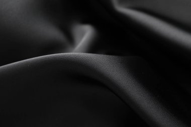 Arkaplan olarak buruşmuş siyah ipek kumaş, yakın plan