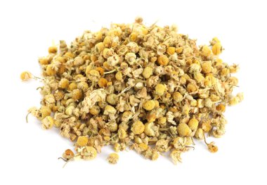 Kuru papatya çiçeği yığını beyazda izole edilmiş.