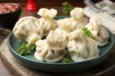 Masada kişniş ile servis edilen nefis khinkali, yakın plan.