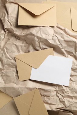 Boş davetiye kartı, zarflar ve parşömen kâğıdı masanın üstünde. Tasarım için boşluk