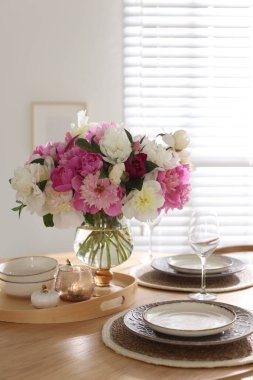 Yemek odasında şakayık demeti olan güzel bir masa, yakın plan.