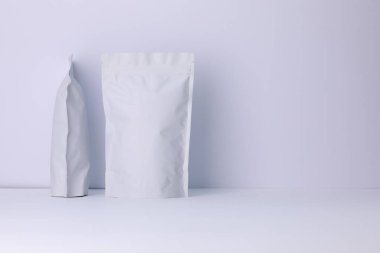 Beyaz arka planda fermuarlı stand-up kesesi. Tasarım için model