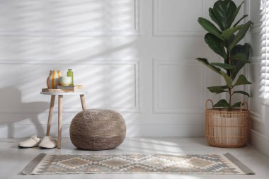 Şık örülmüş puf ve ev dekorasyonu.