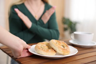 Glütensiz diyet. İçerideki krakerleri reddeden kadın, seçici odaklanma