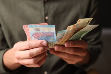 Parasını içeride sayan adam, yakın çekim görüntüsü.