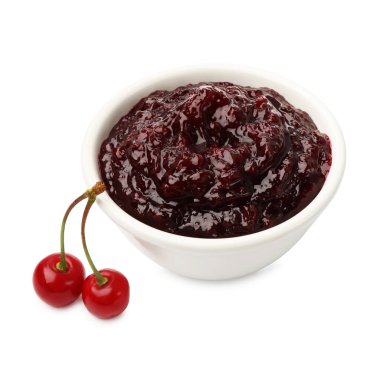 Lezzetli kiraz reçeli ve beyaz üzerine izole edilmiş taze meyveler.