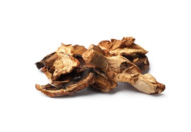 Kurumuş mantar parçaları beyaza izole edilmiş.