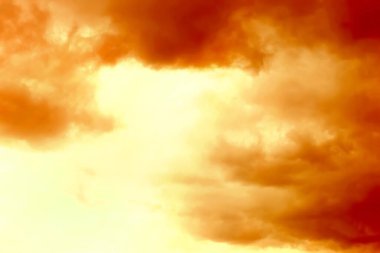 Sıcak yaz havasında bulutlu turuncu gökyüzü