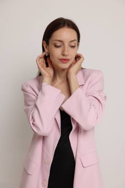 Beyaz arka planda şık giyinmiş güzel bir kadının portresi.