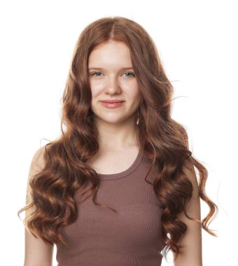 Beyaz arka planda sağlıklı dalgalı saçlı güzel bir genç kızın portresi.
