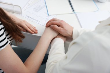 Tüp bebek (tüp bebek). Çift üreme kliniğini ziyaret ediyor, yakın plan.