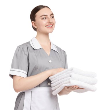 Beyaz arka planda temiz havlu yığını olan oda hizmetçisi.