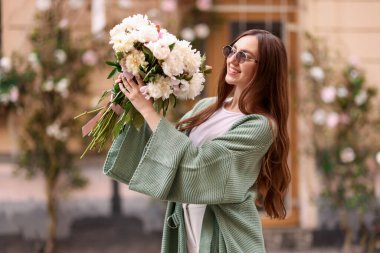 Güzel şakayık demeti olan çekici bir kadın.