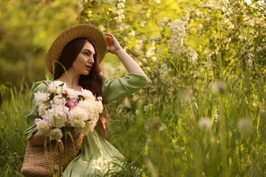 Parkta şakayık demeti olan güzel bir kadın. Metin için boşluk
