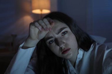 Evde uykusuzluk çeken hayal kırıklığına uğramış bir kadın.