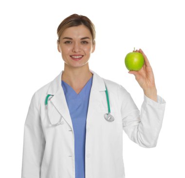 Beyaz arka planda yeşil elmalı ve steteskoplu beslenme uzmanı.
