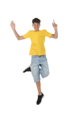 Beyaz arka planda atlayan genç bir çocuğun portresi