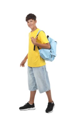 Beyaz arka plan üzerinde sırt çantası ile genç çocuk