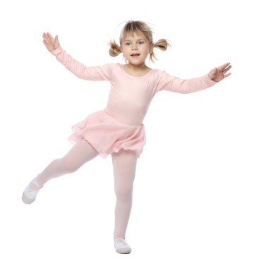 sevimli küçük kız beyaz arka plan üzerinde dans