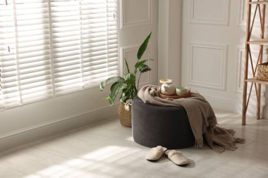 Evde çay takımı olan şık bir pouf. Metin için boşluk