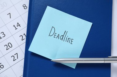 Sözcük bitiş çizgisi, defter, kalem ve takvim içeren yapışkan bir not, en üstte görünüm