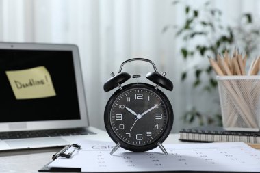 Son teslim tarihi. Alarm saati, dizüstü bilgisayar, kırtasiye ve takvim içeride.