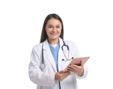 Beyaz arka planda tableti olan tıp öğrencisi.