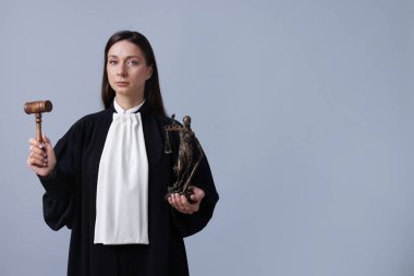 Bayan Adalet 'in gri arka planda, yazı için yeri olan tokmakla ve figürle yargıla