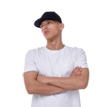 Beyaz arka planda siyah şapka giyen genç bir adam.