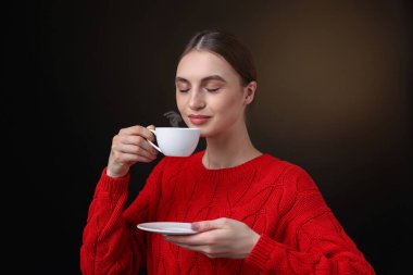 Kahverengi renkte fincandan kahve içen kadın