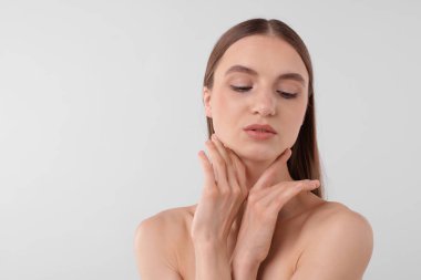 Beyaz arka planda çekici genç bir kadının portresi. Metin için boşluk