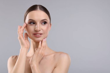 Gri arka planda güzel bir genç kadının portresi, metin için boşluk